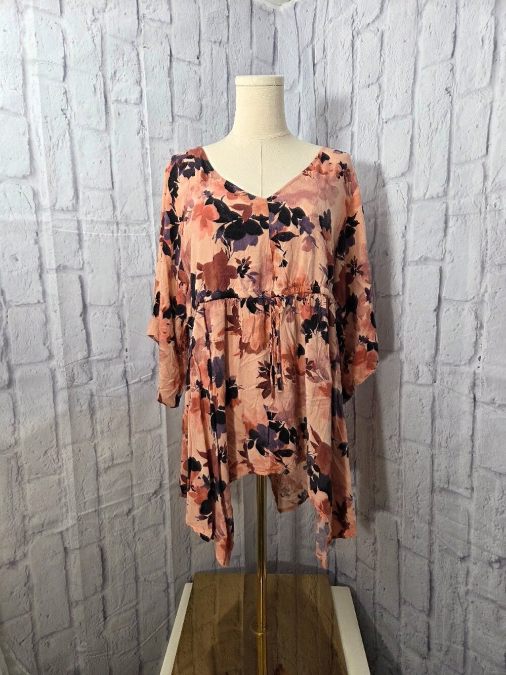Torrid 1 (14/16/1X) Blush Floral Flutter Sleeve Asymmetrical Tunic Top Blouse